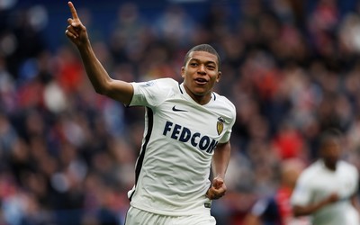 绿茵体育-凯恩训练中指导队友